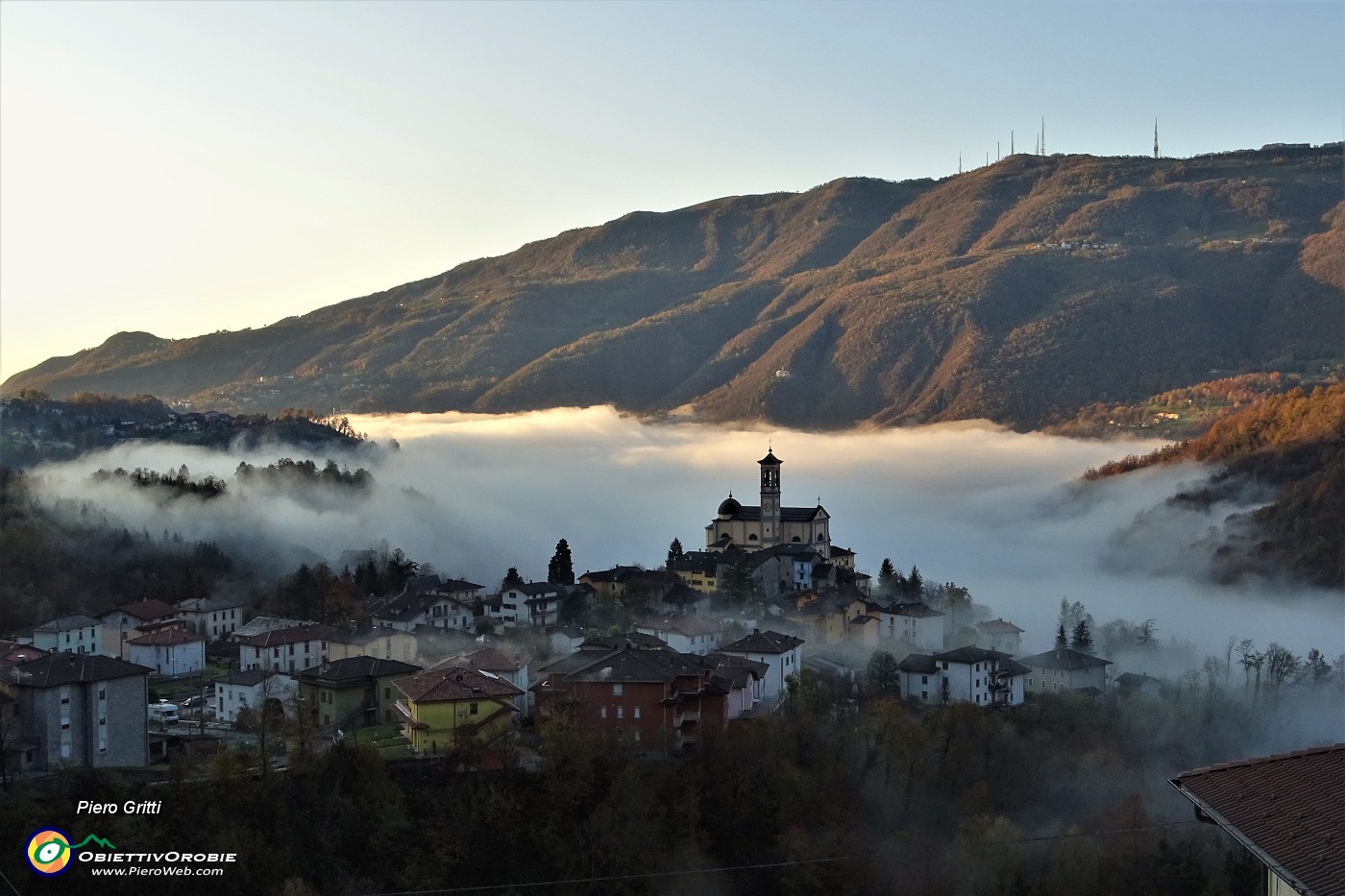 08 Locatello emerge dalla nebbia mattutina del fondovalle in Valle Imagna.JPG